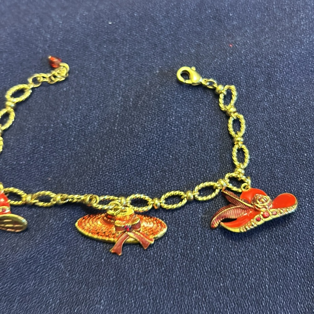 Avon Red Hat Society Gold Tone Charm Link Bracelet Lobster Close 7.5" - Picture 5 of 5